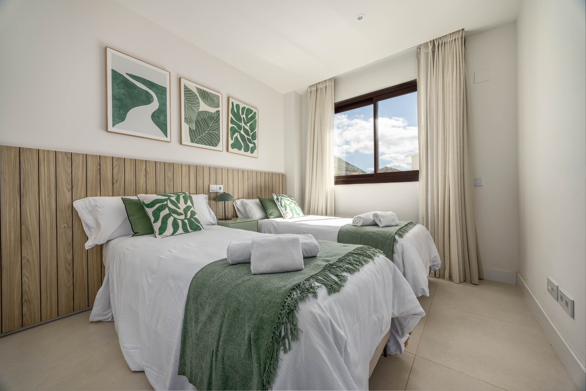 Bedroom with twin beds